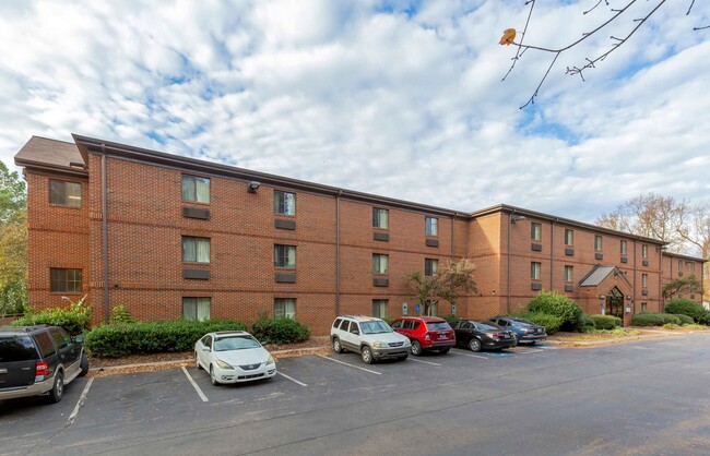 Furnished Studio-Raleigh - North Raleigh - in Raleigh, NC - Foto de edificio - Building Photo