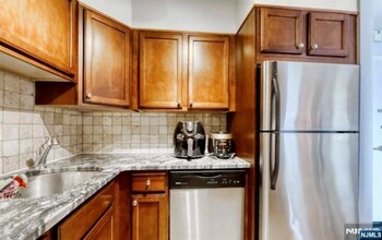 2000 Linwood Ave in Fort Lee, NJ - Building Photo - Building Photo