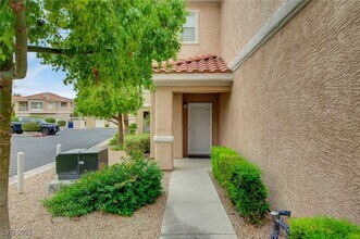 251 S Green Valley Pkwy in Henderson, NV - Foto de edificio - Building Photo