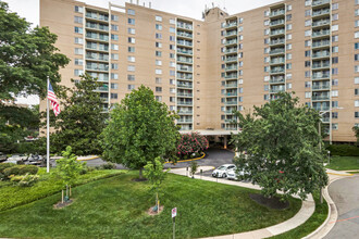 Marina Towers in Alexandria, VA - Foto de edificio - Building Photo