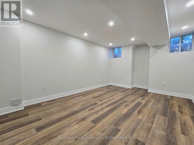 38 Vipond Rd in Whitby, ON - Building Photo - Building Photo