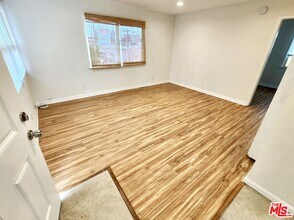 947 Victoria Ave in Los Angeles, CA - Building Photo - Building Photo