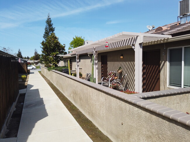 607 Blue Mountain Way in Bakersfield, CA - Building Photo - Building Photo