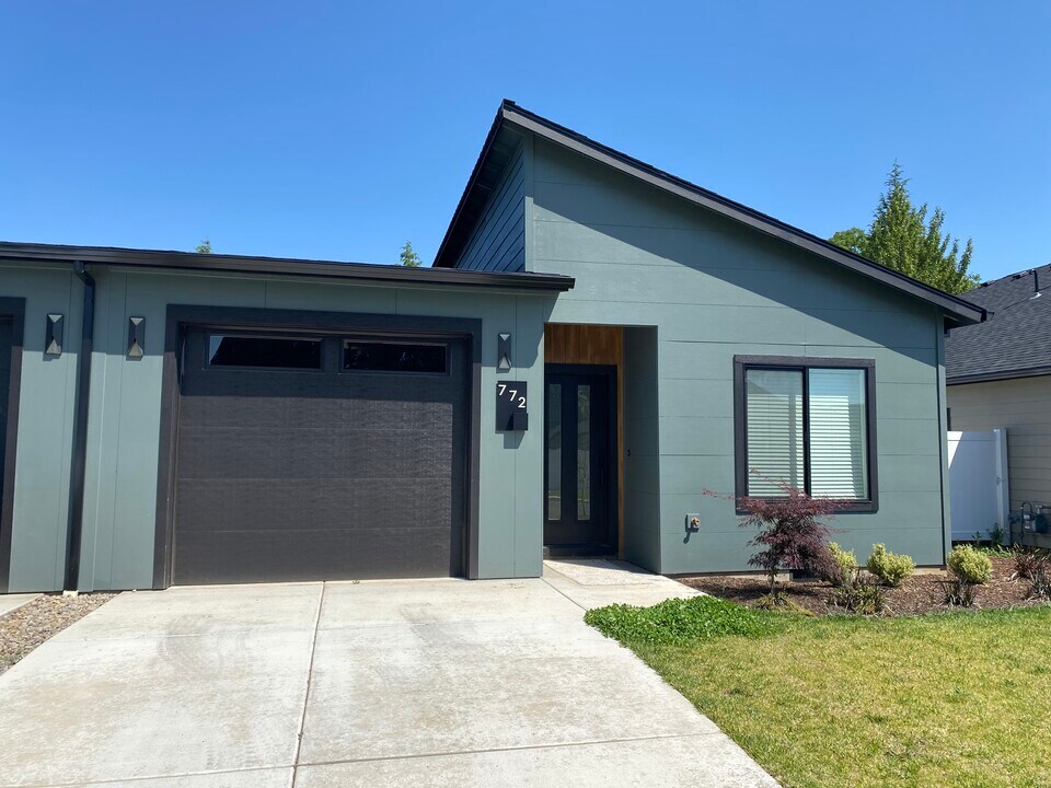 772 Terrazzo Way in Medford, OR - Building Photo