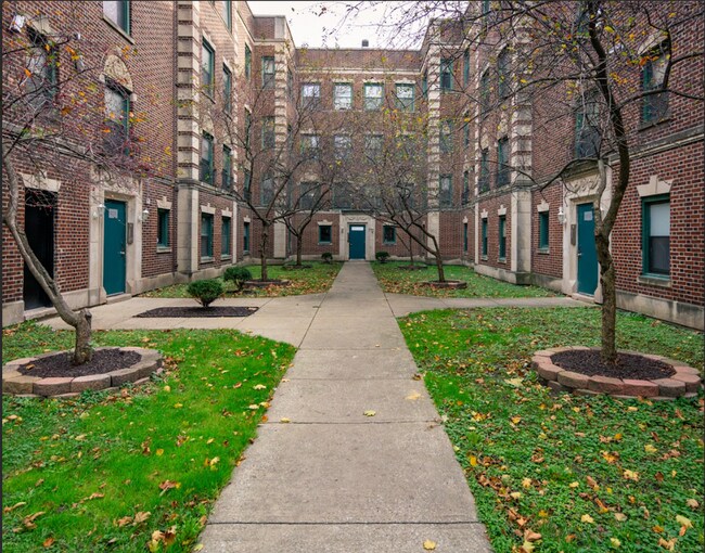 8237 S Ingleside Ave in Chicago, IL - Foto de edificio - Building Photo