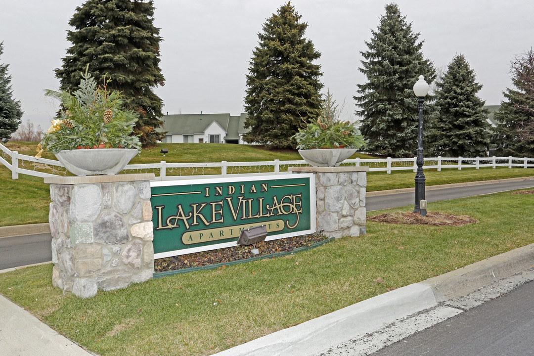 INDIAN LAKE VILLAGE APARTMENTS in Lake Orion, MI - Foto de edificio