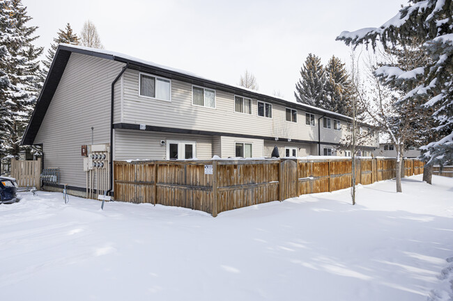 467 Queenston Hts SE in Calgary, AB - Building Photo - Building Photo