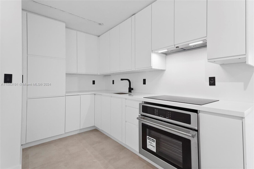 240 Collins Ave, Unit 4a in Miami Beach, FL - Building Photo