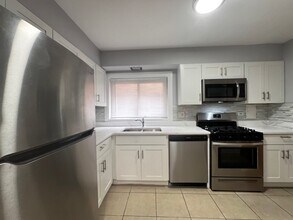 2409 W Jarvis Ave in Chicago, IL - Building Photo - Building Photo
