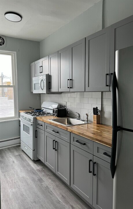 1172 Summit Ave in Jersey City, NJ - Building Photo