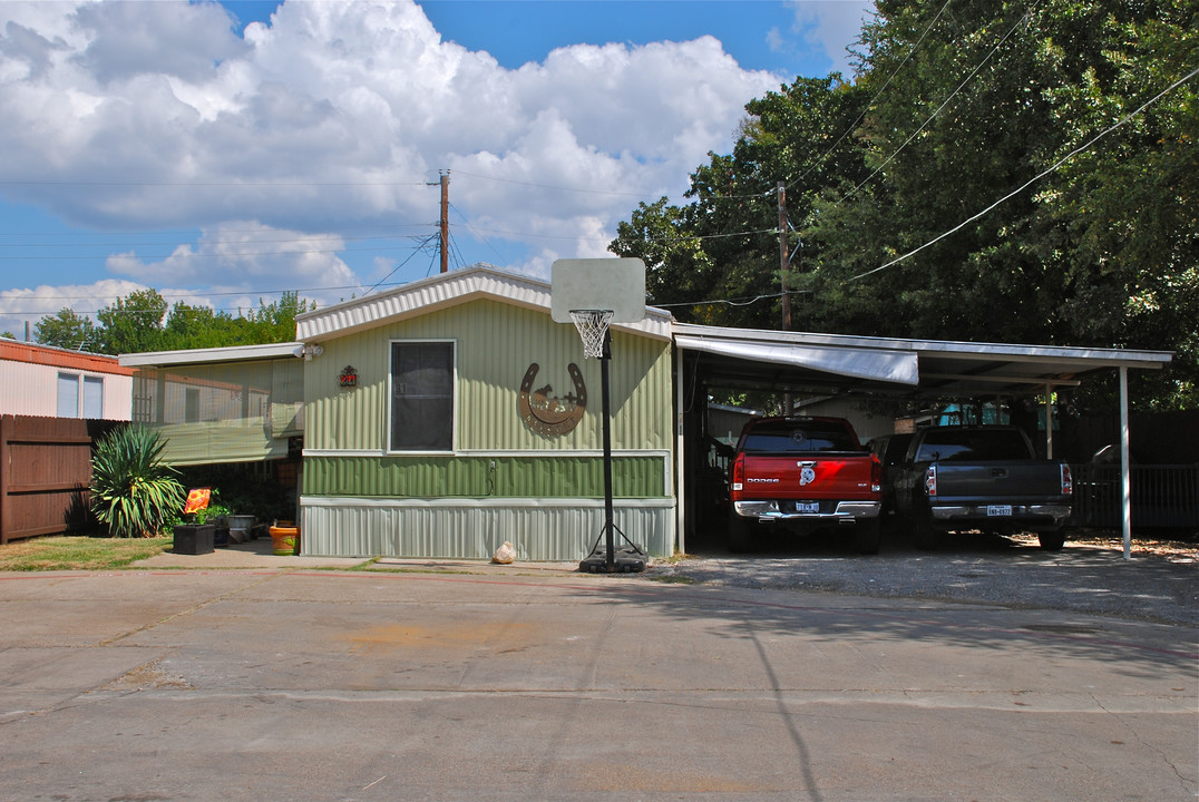 Oak Hollow in Balch Springs, TX - Building Photo