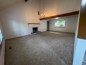 4608 73rd St Ct E in Tacoma, WA - Foto de edificio - Building Photo