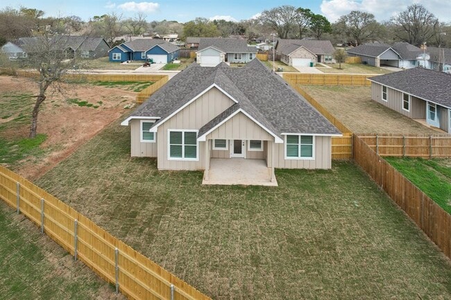 116 Callie St in Smithville, TX - Building Photo - Building Photo