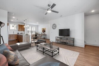 Victoria Row in Dallas, TX - Foto de edificio - Building Photo