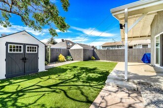 7963 Nichals St in Lemon Grove, CA - Foto de edificio - Building Photo