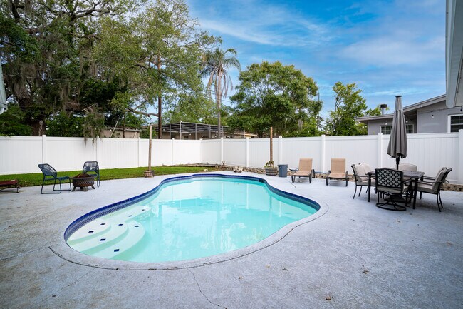 2076 Burnice Dr in Clearwater, FL - Foto de edificio - Building Photo