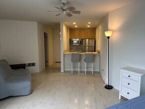 640 The Village, Unit 101 in Redondo Beach, CA - Foto de edificio - Building Photo