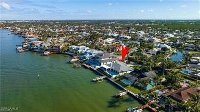 2160 Kingfish Rd in Naples, FL - Foto de edificio - Building Photo