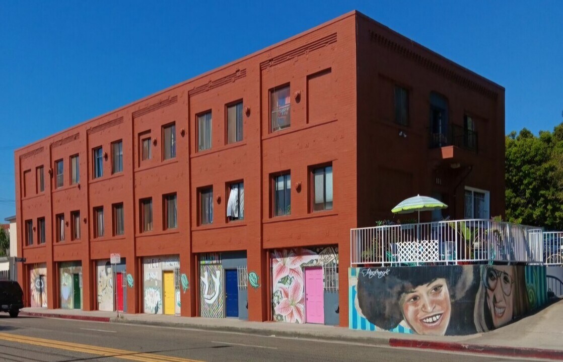 101 Dudley Ave in Venice, CA - Foto de edificio