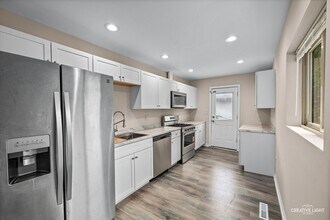 9 Sparrow Rd in Carpentersville, IL - Building Photo - Building Photo