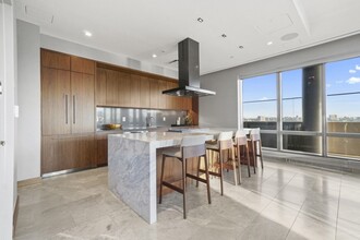 75 Park Ln S, Unit 514 in Jersey City, NJ - Foto de edificio - Building Photo