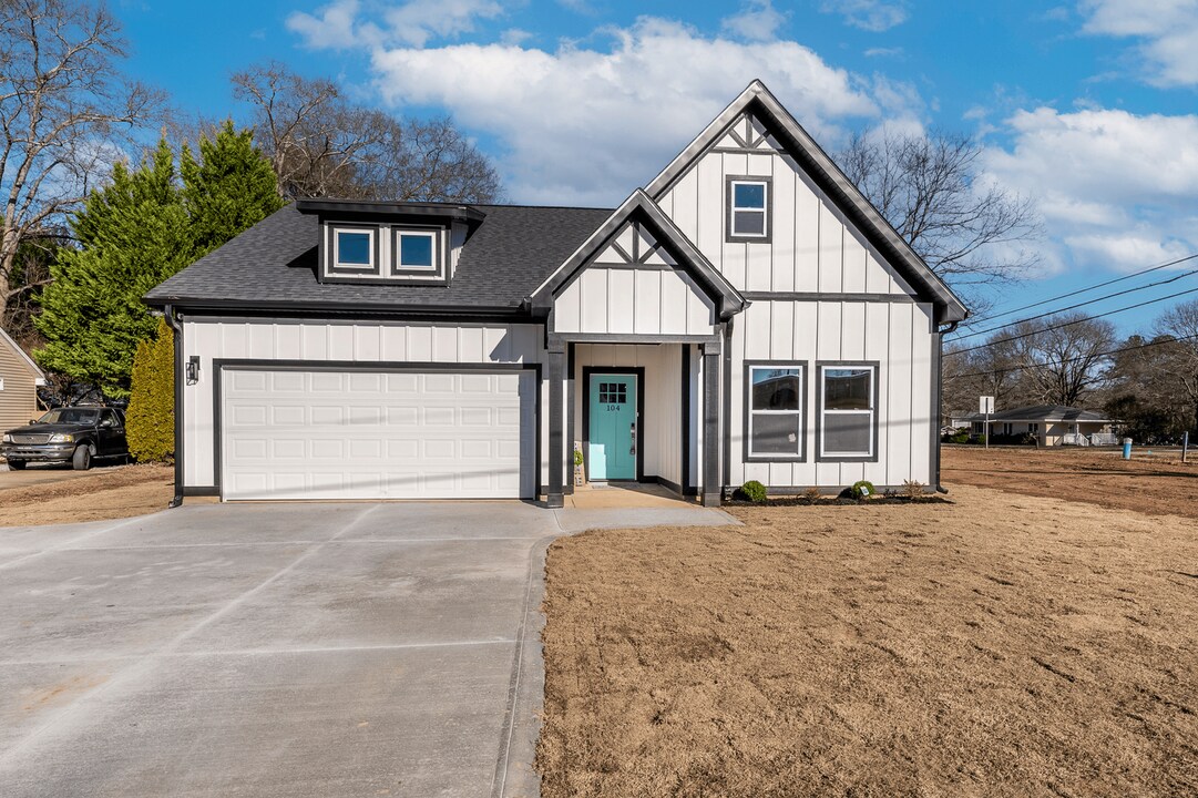 104 Garrett St in Fountain Inn, SC - Building Photo