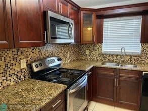 5080 SW 64th Ave in Davie, FL - Foto de edificio - Building Photo