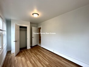 22 Howell St, Unit 2 in Boston, MA - Foto de edificio - Building Photo