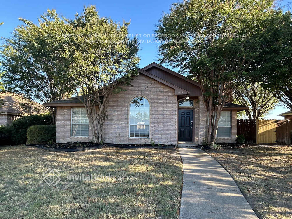 1325 Meadow Creek Dr in Lancaster, TX - Building Photo