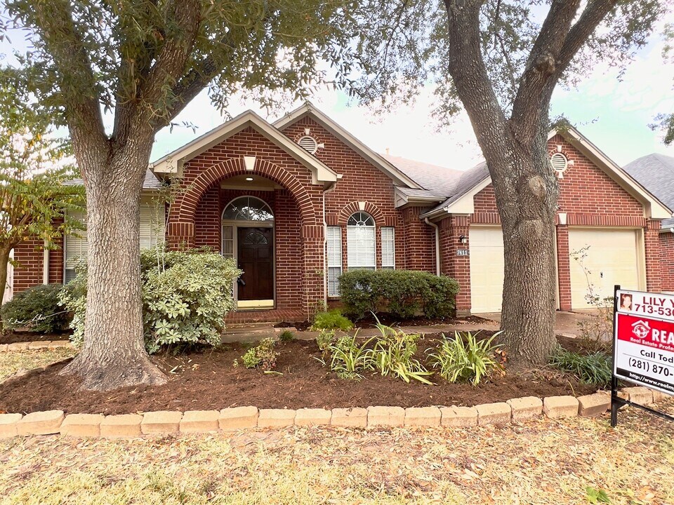 7411 Orchard Hills Ln in Sugar Land, TX - Building Photo