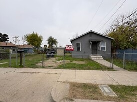 311 E Grove Ave in Visalia, CA - Building Photo