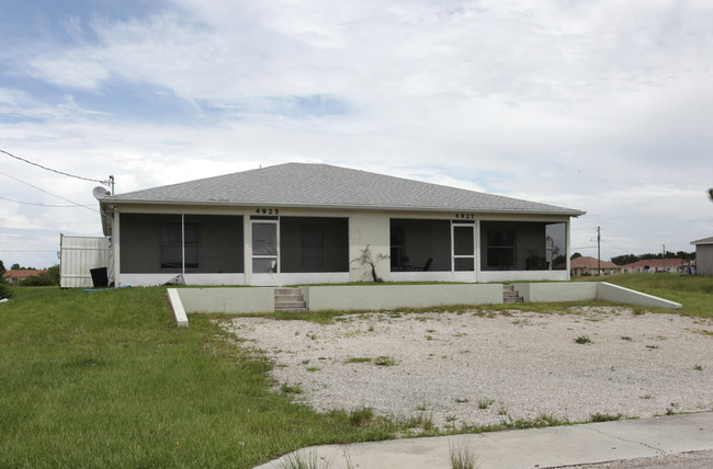 4925 Golfview Blvd in Lehigh Acres, FL - Building Photo - Building Photo