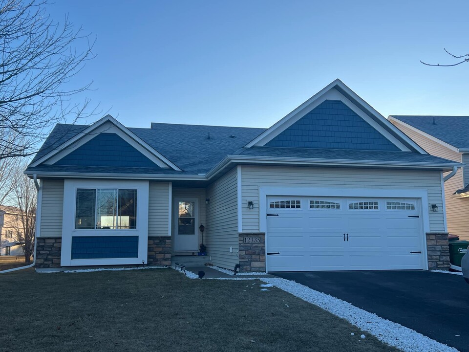 12335 Midway Cir NE in Blaine, MN - Building Photo