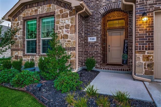property at 728 Greenford Mnr