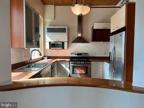 105 S 18th St in Philadelphia, PA - Building Photo - Building Photo