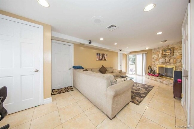 413 Clearmeadow Dr in East Meadow, NY - Building Photo - Building Photo