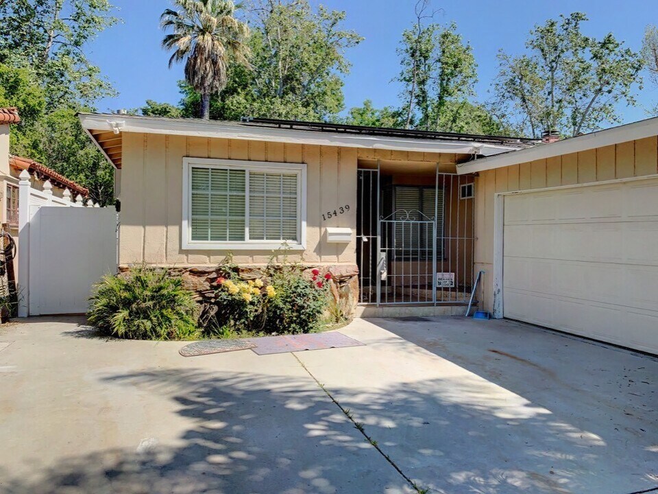 15439 Vose St in Los Angeles, CA - Building Photo
