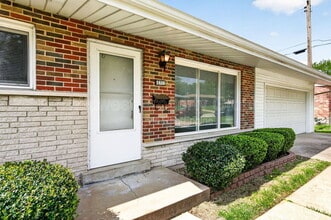 1810 Swallow Ln in Florissant, MO - Building Photo - Building Photo