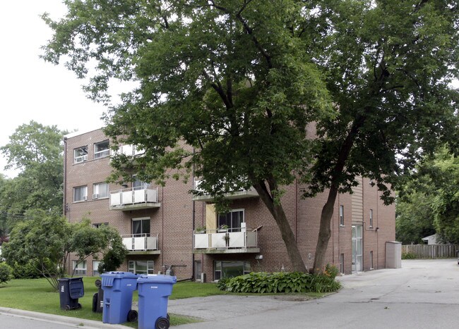 Coe Manor in Burlington, ON - Building Photo - Building Photo