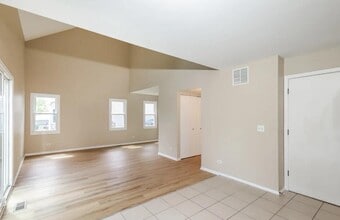 143 Brookwood Ln E in Bolingbrook, IL - Building Photo - Building Photo