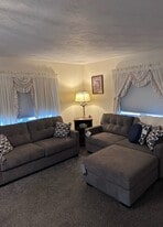 36 E Walnut St in Jeffersonville, OH - Building Photo