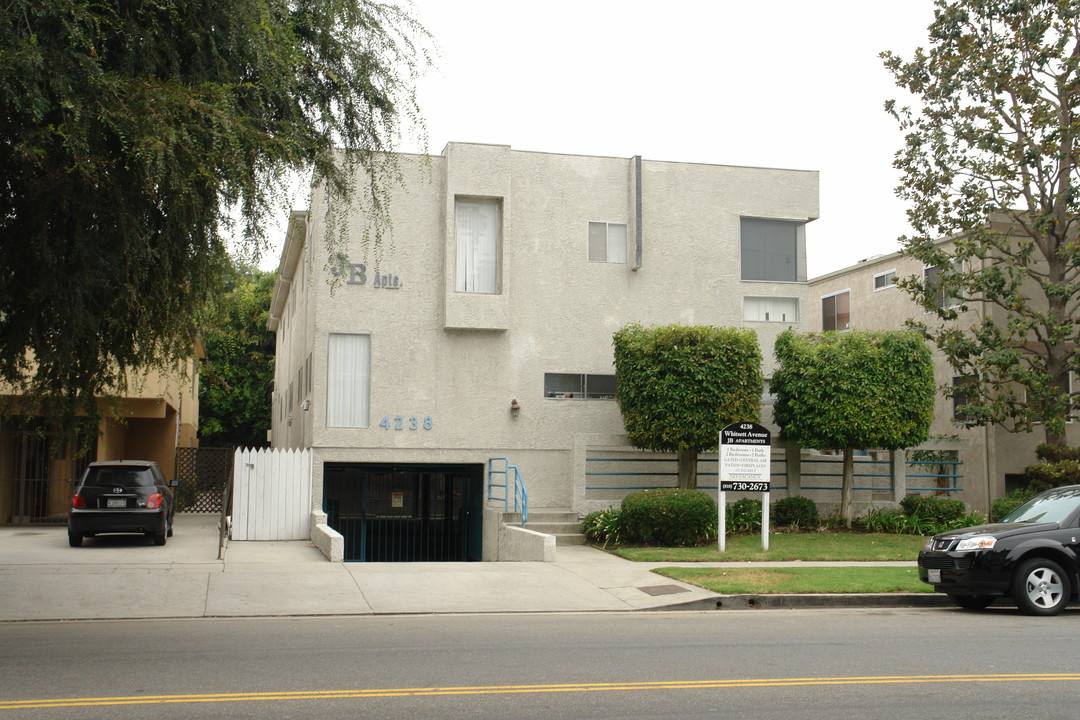 JB Apartments in North Hollywood, CA - Building Photo