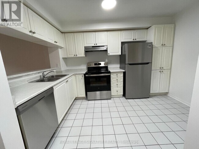 5625 Glen Erin Dr in Mississauga, ON - Building Photo - Building Photo