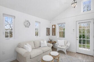 435 Montauk Hwy in Westhampton Beach, NY - Building Photo - Building Photo