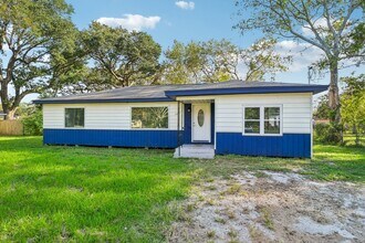 1121 Meyers St in Clute, TX - Building Photo - Building Photo