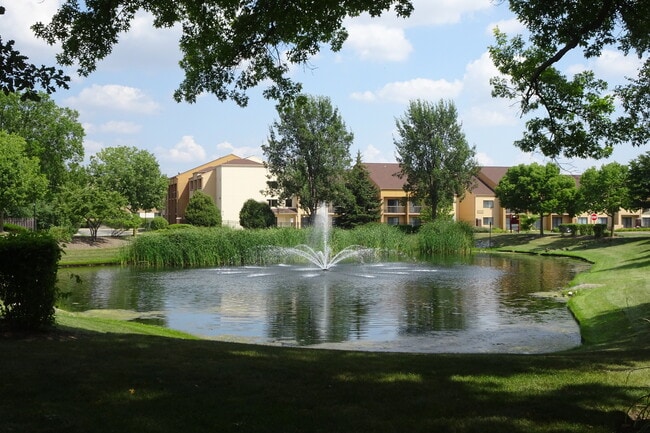 2203 S Crambourne Way in Arlington Heights, IL - Building Photo - Building Photo