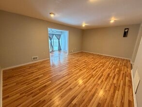 11 Van Pelt Ct in East Brunswick, NJ - Building Photo - Building Photo