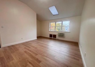 61-45 Parsons Blvd in Fresh Meadows, NY - Foto de edificio - Building Photo