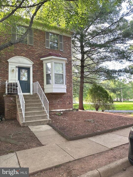 367 Bridle Crest Square NE in Leesburg, VA - Building Photo