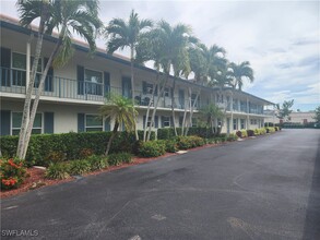 325 Charlemagne Blvd in Naples, FL - Foto de edificio - Building Photo